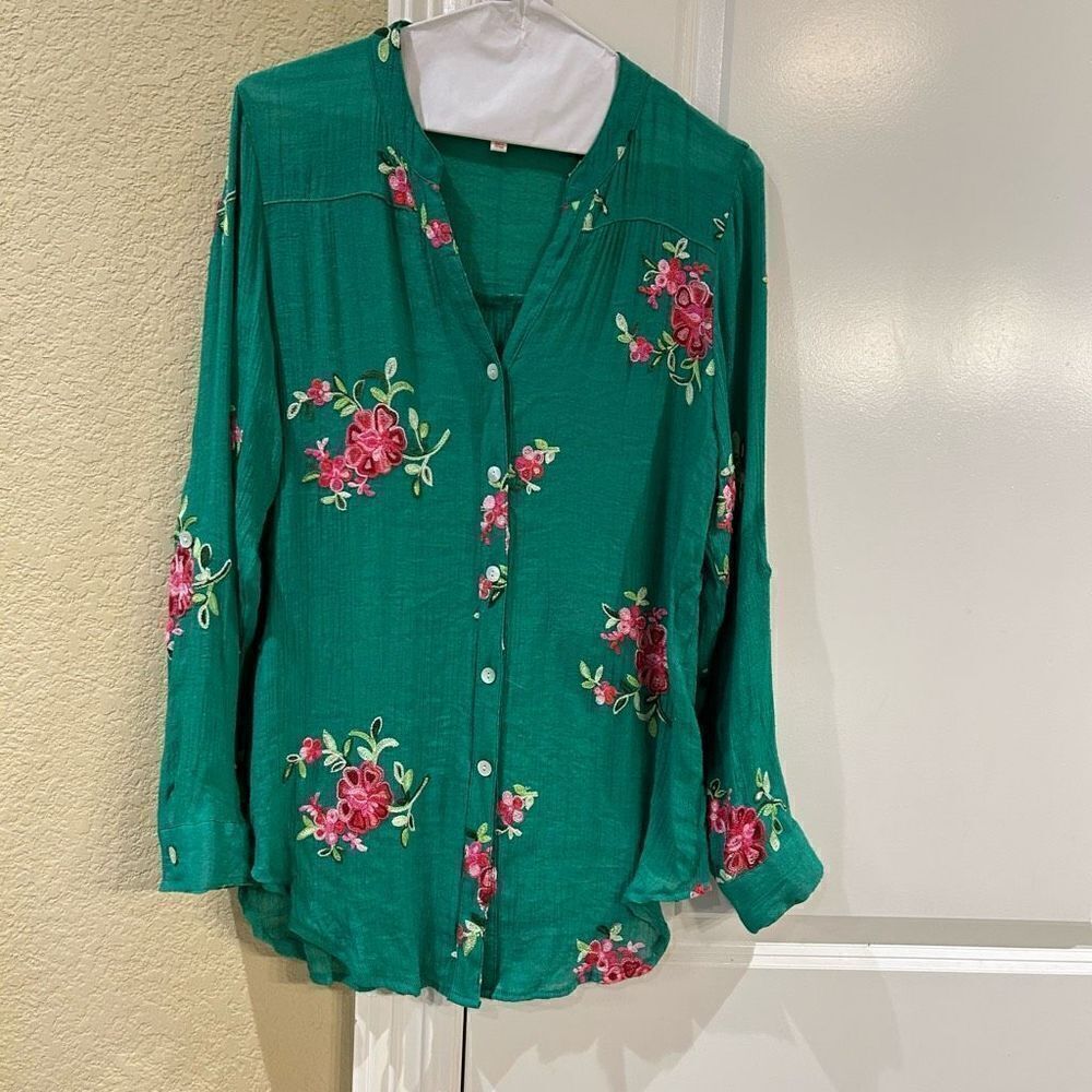 Fig and‎ Flower embroidered green flowered long sleeve top in medium